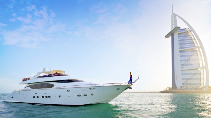 Luxury Yacht Cruising 1x720.jpg